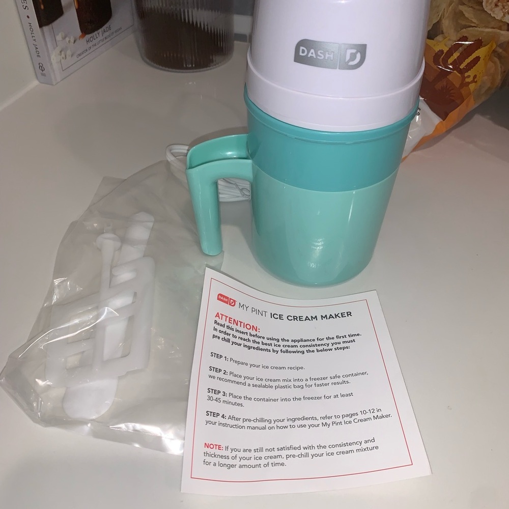 Dash Pint Ice Cream Maker in Teal and White